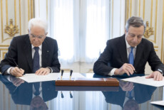 Il Presidente Sergio Mattarella e il Presidente del Consiglio Mario Draghi, firmano i decreti di convocazione dei comizi elettorali