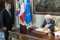 Il Presidente della Repubblica Sergio Mattarella e il Presidente del Consiglio Mario Draghi in occasione della firma dei decreti