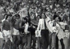 Enzo Bearzot portato in trionfo dagli azzurri dopo la vittoria nei Mondiali del 1982 in Spagna.