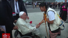 All'arrivo di Papa Francesco in Canada, omaggio di un nativo.