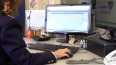 Un agente della Polizia Postale di fronte al computer.