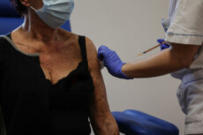 Infermiera somministra il vaccino anti-Covid ad una anziana nell'ospedale Santa Maria della Pietà a Roma.