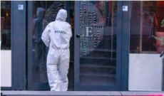Agenti della polizia tedesca all'entrata del ristorante Valle a Stoccarda.