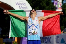 Massimo Stano festeggia la medaglia d'oro nella 35 km di marcia al Mondiale di atletica..