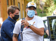 Nella foto d'archivio l'attaccante uruguaiano Luis Suarez a Perugia per sostenere l'esame di italiano all'Università per stranieri.