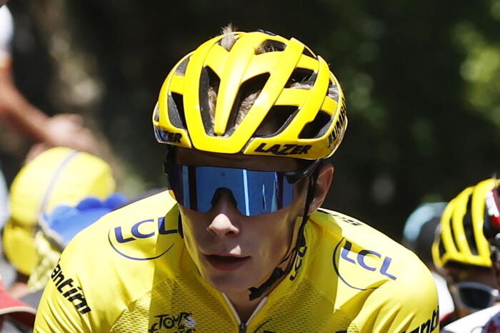 Il danese Jonas Vingegaard della Jumbo Visma in maglia gialla nella tappa del Tour de France da Saint-Etienne a Mende.