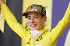 Jonas Vingegaard della Jumbo Visma festeggia la vittoria al Tour de France 2022