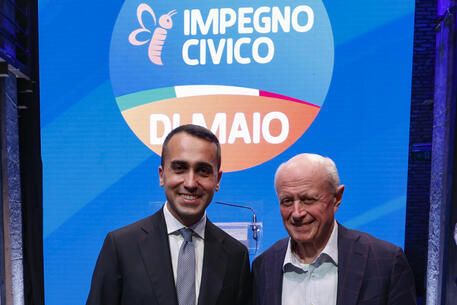 Il ministro degli Esteri Luigi Di Maio insieme a Bruno Tabacci durante la presentazione del simbolo del nuovo partito politico "Impegno Civico", Roma 1 agosto 2022.