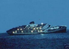 L'Andrea Doria inclinata a tribordo mentre affonda.