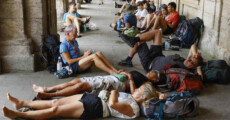 Turisti e spagnoli si riprendono fiato per il caldo.