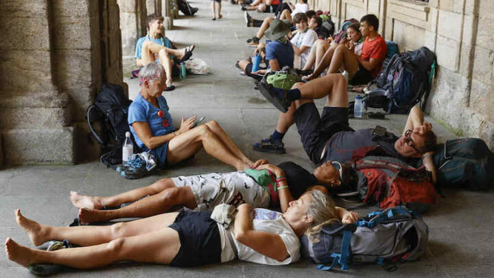 Turisti e spagnoli si riprendono fiato per il caldo.