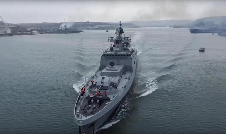 Frame tratto da un video del Ministero della Difesa russo navi da guerra russe durante una esercitazione in Mar Nero.