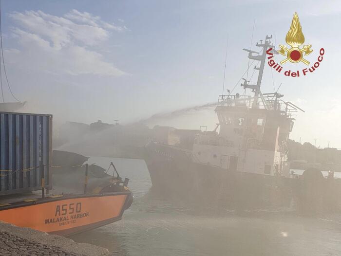 Vigili del fuoco nel porto di Crotone dove è esploso un rimorchiatore ormeggiato. (Twitter Vigili del Fuoco)