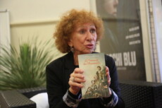 Marie-Françoise Montebello con il suo libro "Dans la traversée des macaronies"