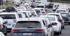 Auto in fila sulla Roma-Napoli, durante l'esodo estivo.