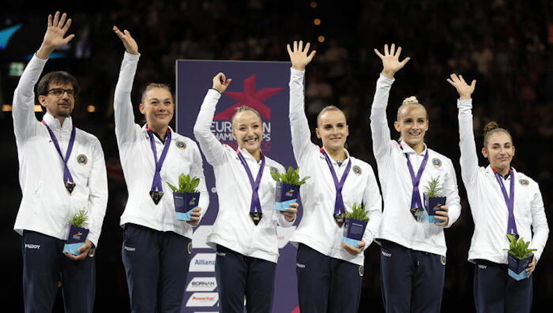 Le azzurre della ginnastica artistica festeggiano la medaglia d'oro ai Europei.
