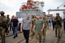 Il Presidente ucraino Volodymyr Zelensky visita un porto ucraino sul Mar Nero per presenziare alle operazioni di carico della prima nave che dovr‡ esportare il grano prodotto nel suo Paese, 29 luglio 2022. (Dal profilo Facebook)