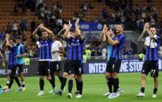 I giocatori dell'Inter salutano i tifosi dopo la vittoria sullo Spezia per 3-0