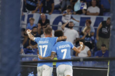 Felipe Anderson saluta i tifosi laziali dopo il gol contro l'Inter