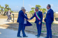 Il Presidente della Repubblica, Sergio Mattarella, accolto dal Sindaco di Alghero, Mario Conoci, al suo arrivo in Sardegna per le vacanze,