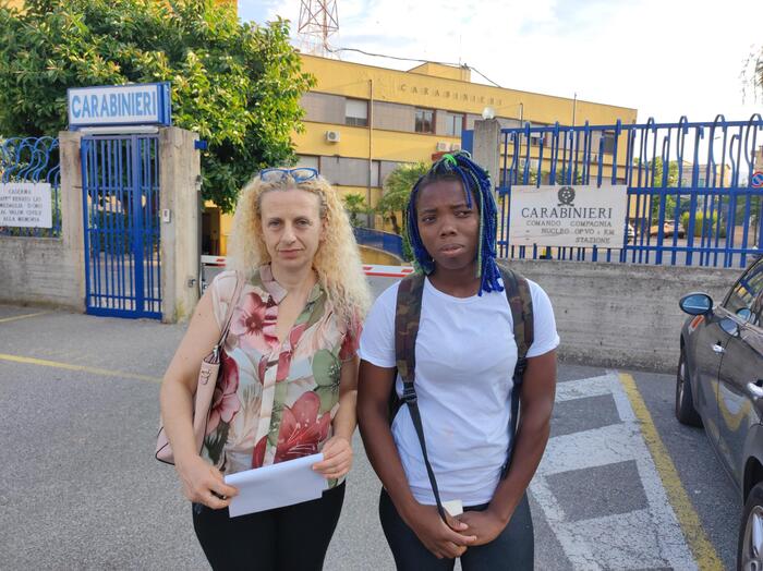 La giovane donna di origini nigeriane, Beauty Davis con il suo avvocato Filomena Pedullà.