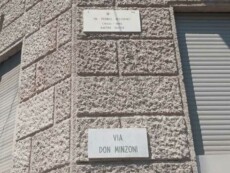 Via don Minzoni con la targa portata alla luce durante i lavori di facciata dedicata a Pierino Delpiano. (ANSA)