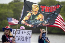 Sostenitori di Donald Trump in una manifestazione in appoggio all'ex-presidente..