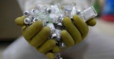 Una manciata di vaccini covid.