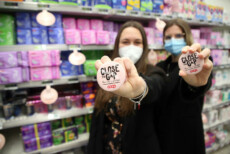 Due ragazze dell'associazione Onda Rosa nel punto vendita Coop di piazzale Lodi a Milano nel primo giorno di abbassamento Iva su tutto lo scaffale assorbenti