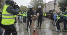 Polizia russa arrestano giovani renitenti alla leva per la guerra in Ucraina..