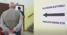 Alle sezioni in un seggio elettorale.
