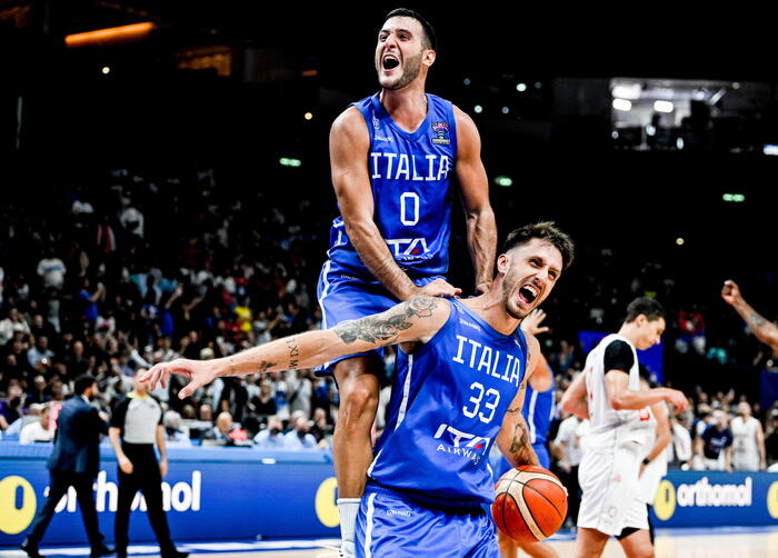 Marco Spissu e Achille Polonara (festeggiano la vittoria dell'Italia sulla Serbia all'Eurobasket.