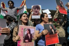 Manifestazione di protesta per l'uccisione di Mahsa Amini incarcerata per non indossare il velo in Iran.