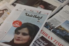Una fotografía di Mahsa Amini, in un giornale iraniano.