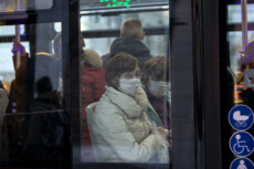 Persone con la mascherina a bordo di un autobus