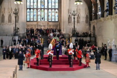 L'addio della famiglia reale alla regina Elisabetta nel palazzo Westminster, a Londra. (Foto ufficio stampa Parlamento Gran Bretagna)