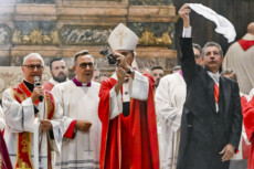 La celebrazione nel duomo di Napoli del patrono della città San Gennaro con il prodigio dello scioglimento del sangue custodito nella teca mostrata ai fedeli dall'arcivescovo di Napoli, monsignor Domenico Battaglia , 19 settembre 2022