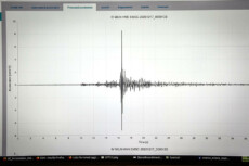 Il monitor di un sismografo dellIngv che mostrano la scossa sismica avvertita ieri a Milano, Milano 18 Dicembre 2020.