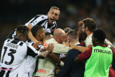 Mucchio dei giocatori dell'Udinese per festeggiare la vittoria 4-0 sulla Roma.