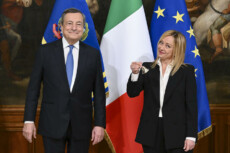 Giorgia Meloni riceve da Mario Draghi la campanella del passaggio di consegne a Palazzo Chigi