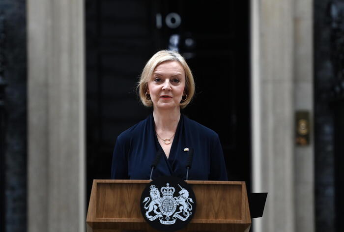 La Primo Ministro Britannica Liz Truss rinuncia all'incarico sul portone di Downing Street 10.