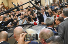 Silvio Berlusconi assediato dai giornalisti all'uscita della Camera dei Deputati