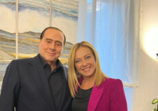 Silvio Berlusconi e Giorgia Meloni sorridenti dopo la riunione nella sede di FdI in via della Scrofa a Roma. (ANSA)