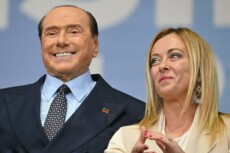Silvio Berlusconi e Giorgia Meloni sorridenti durante la campagna elettorale per le votazioni del 25 settembre 2022.