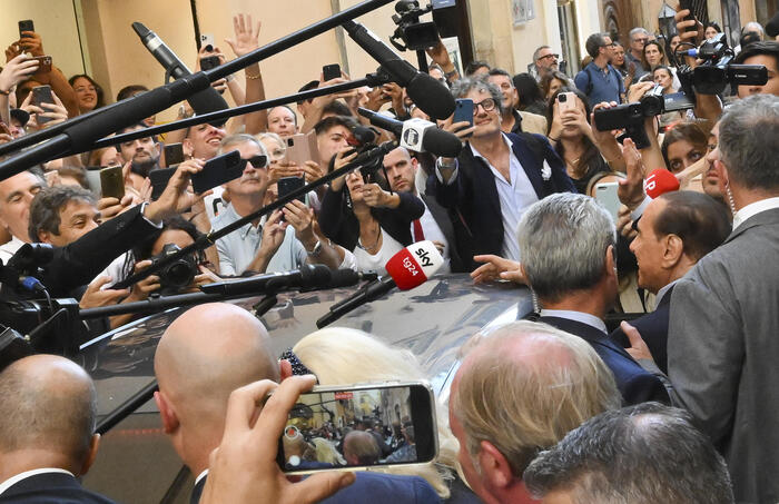 Silvio Berlusconi assediato dai giornalisti all'uscita della Camera dei Deputati