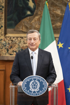 Il Presidente del Consiglio, Mario Draghi, rivolge un saluto ai giornalisti accreditati presso la Sala Stampa di Palazzo Chigi