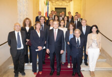 Il Presidente del Consiglio Mario Draghi con i suoi ministri sullo scalone di Palazzo Chigi.