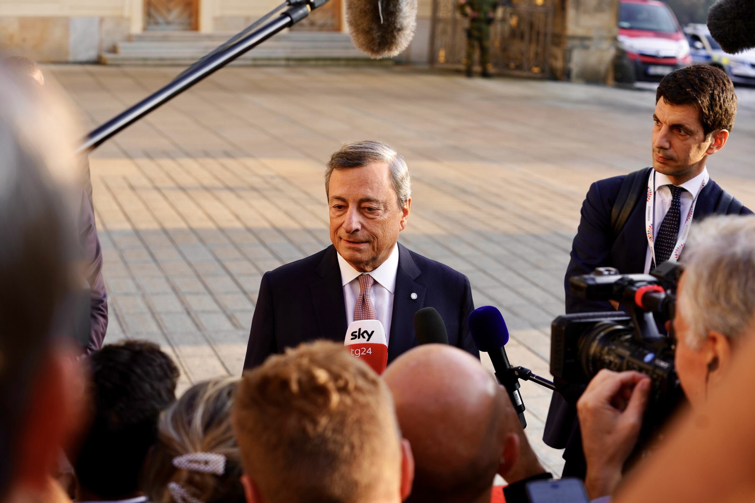 Il Presidente Mario Draghi ha tenuto un punto stampa al termine della riunione informale del Consiglio europeo.