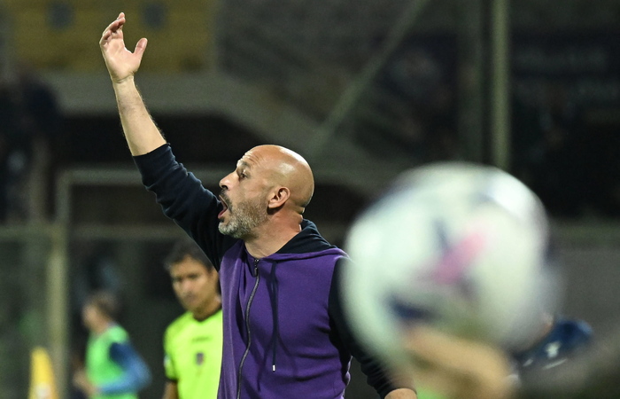 L'allenatore della Fiorentina Vincenzo Italiano a bordo capo dell'Artemio Franchi