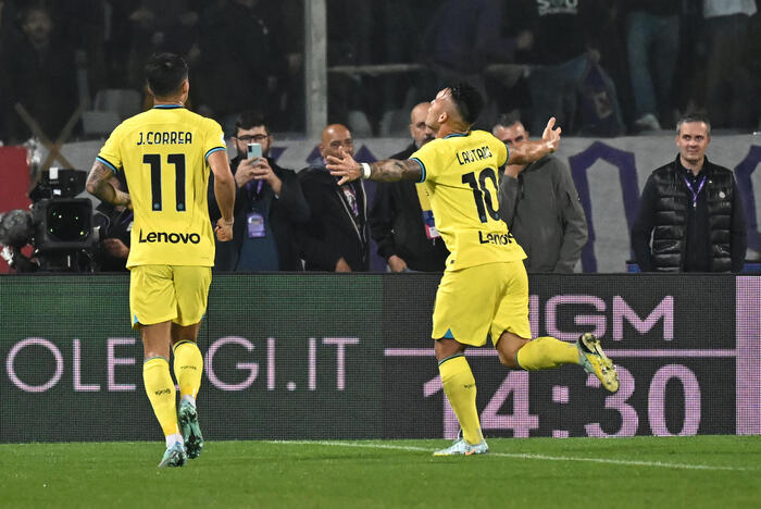 Lautaro Martinez festeggia il suo gol nella partita Fiorentina-Inter finita 3-4.